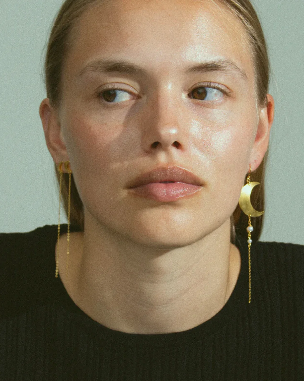 Half Moon Earring with pearl chain Right - Gold - Image 2