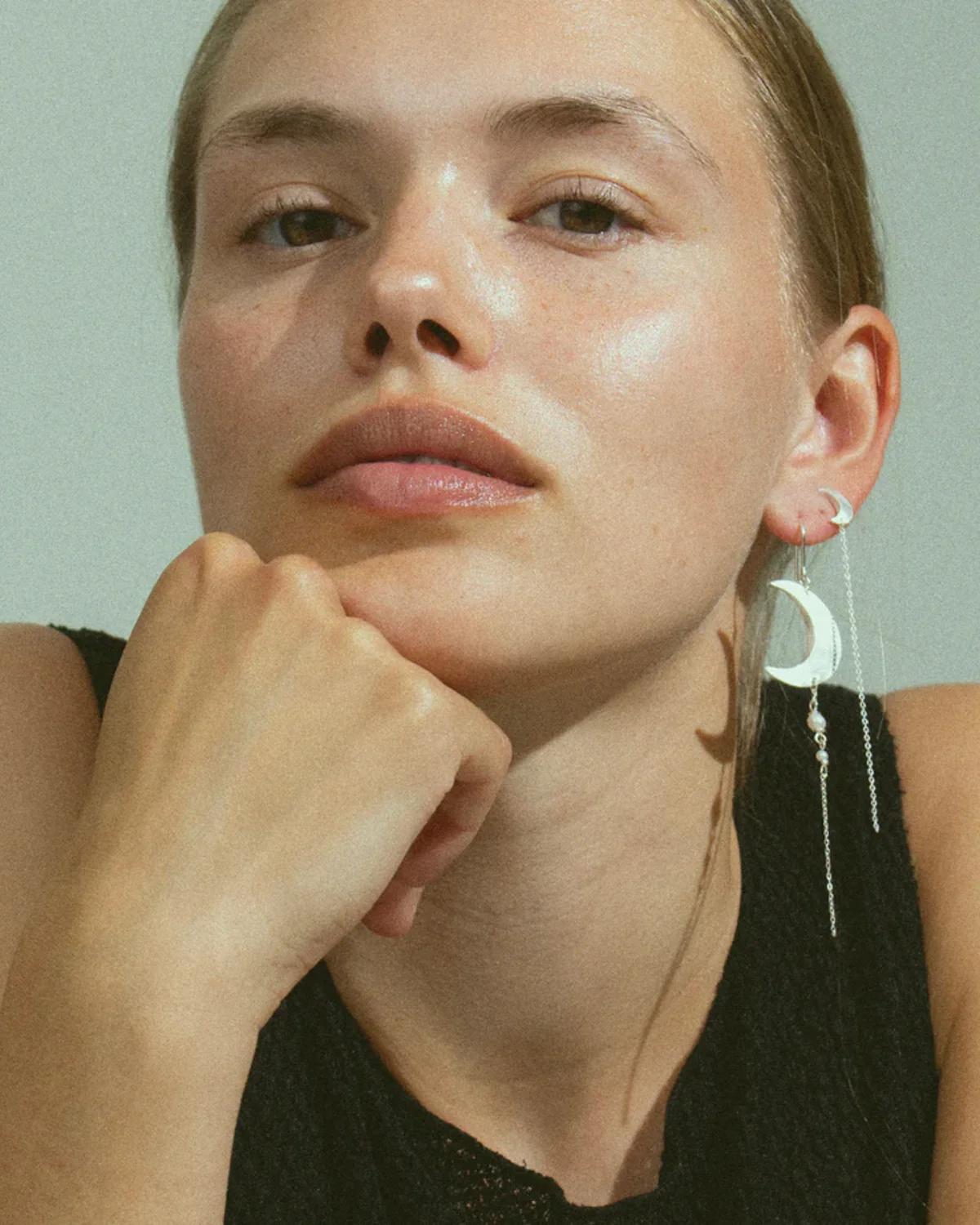 Half Moon Earring with pearl chain Right - Silver - Image 2